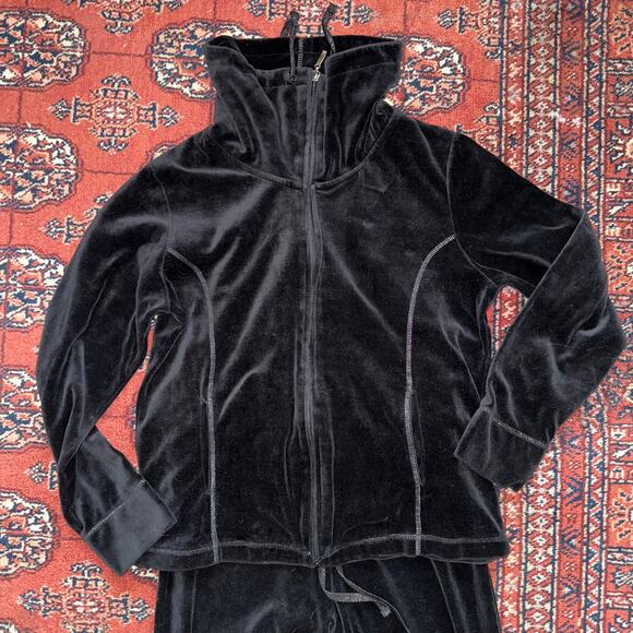 White Stag Women's Black Velour 2-Pc. Track Suit in Immaculate Condition - Picture 1 of 10
